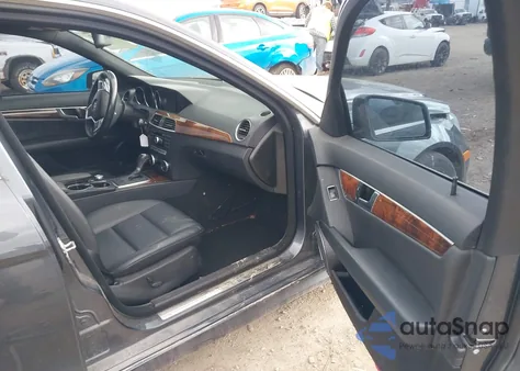 2013 Mercedes-Benz C 300 Luxury 4Matic/Sport 4Matic из США, поврежденный, VIN WDDGF8AB8DR258284